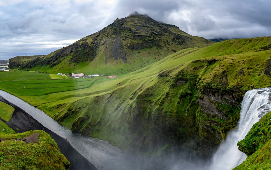 Fimmvörðuháls: Hiking Between Glaciers and Lava - Gönguleið um Fimmvörðuháls | Secret World Trip Planner