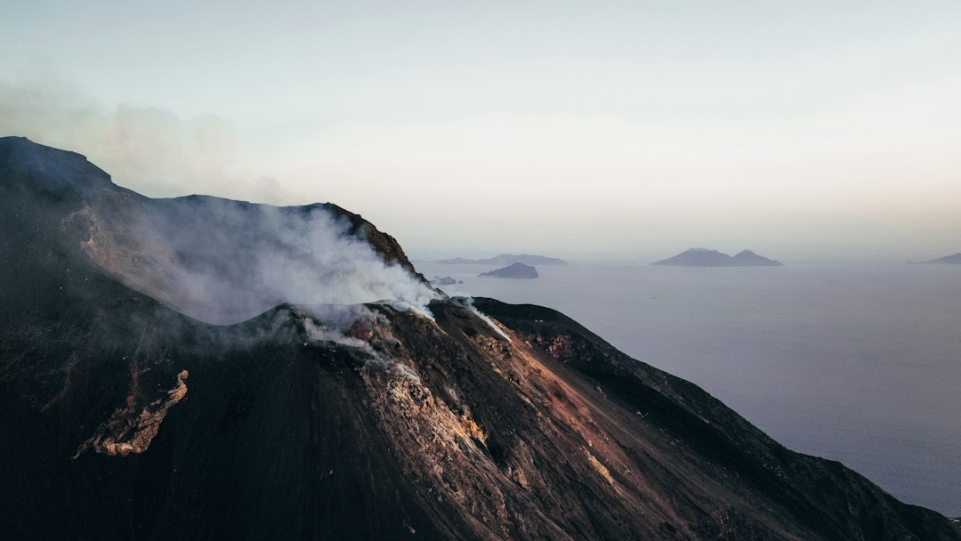 Stromboli : gravir le cratère entre feu et mer - Stromboli | Secret World Trip Planner