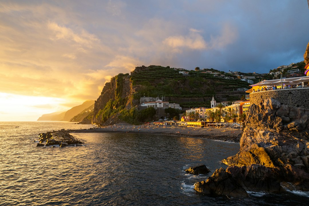 Tramontes à Ponta do Sol : la terrasse sur l'océan - Av. 1º de Maio | Secret World Trip Planner