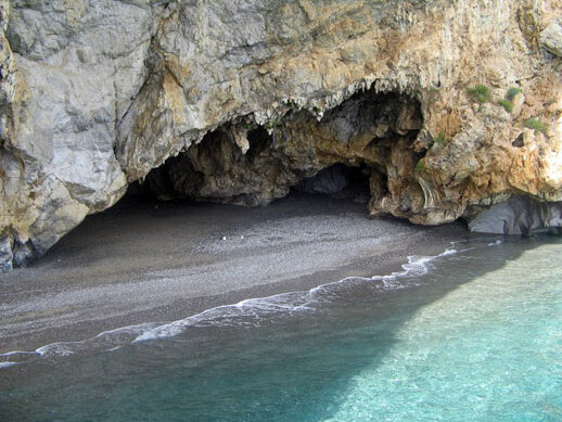 Pantai: gua tulang - Palinuro | Secret World Trip Planner