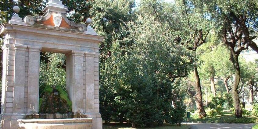 Der Tullius-Brunnen (bekannt als Äskulap-Brunnen) - Salerno | Secret World Trip Planner