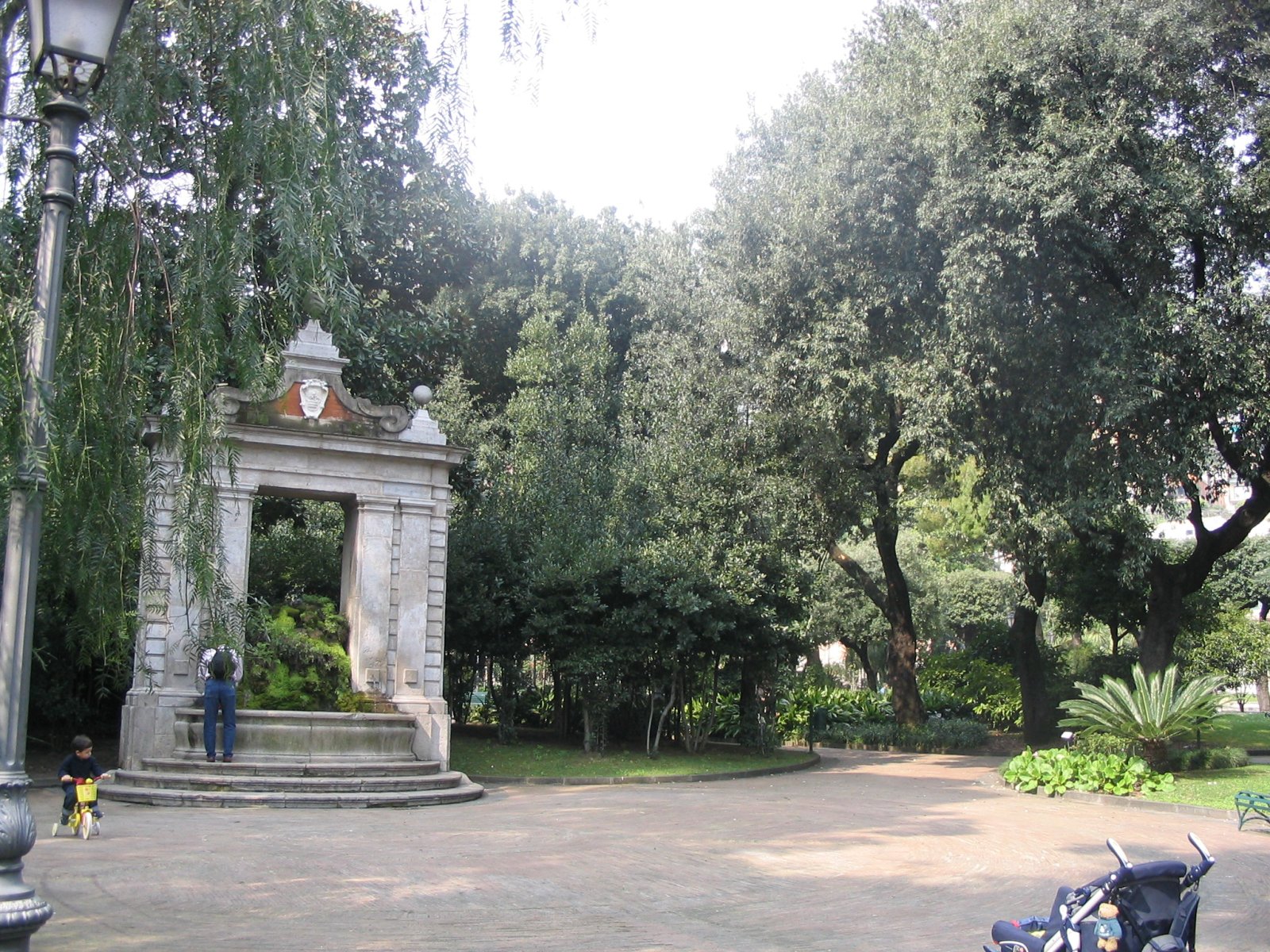 Der Tullius-Brunnen (bekannt als Äskulap-Brunnen) - Salerno | Secret World Trip Planner