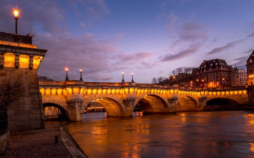 הגשר החדש (בצרפתית: Pont-Neuf) הוא הגשר העתיק ביותר בפריז. - Parigi | Secret World Trip Planner
