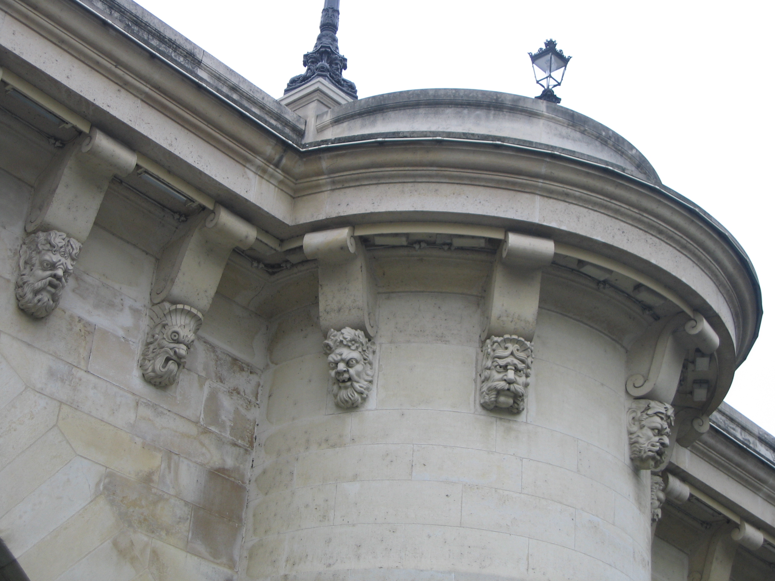 הגשר החדש (בצרפתית: Pont-Neuf) הוא הגשר העתיק ביותר בפריז. - Parigi | Secret World Trip Planner