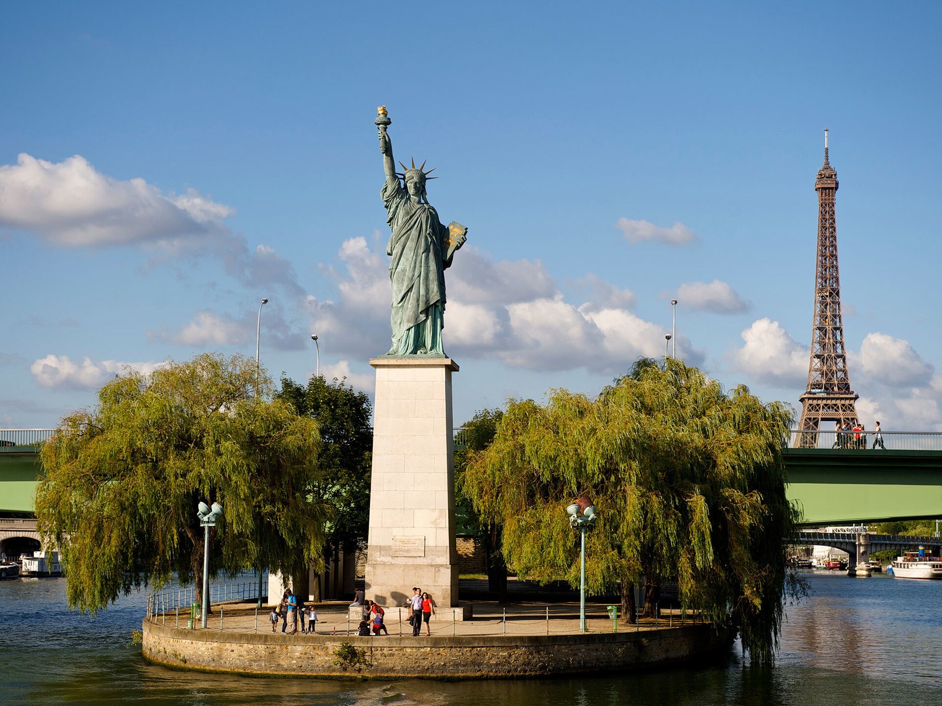 Statuja e Lirisë, replika e Cygnes Në Paris - Paris | Secret World Trip Planner