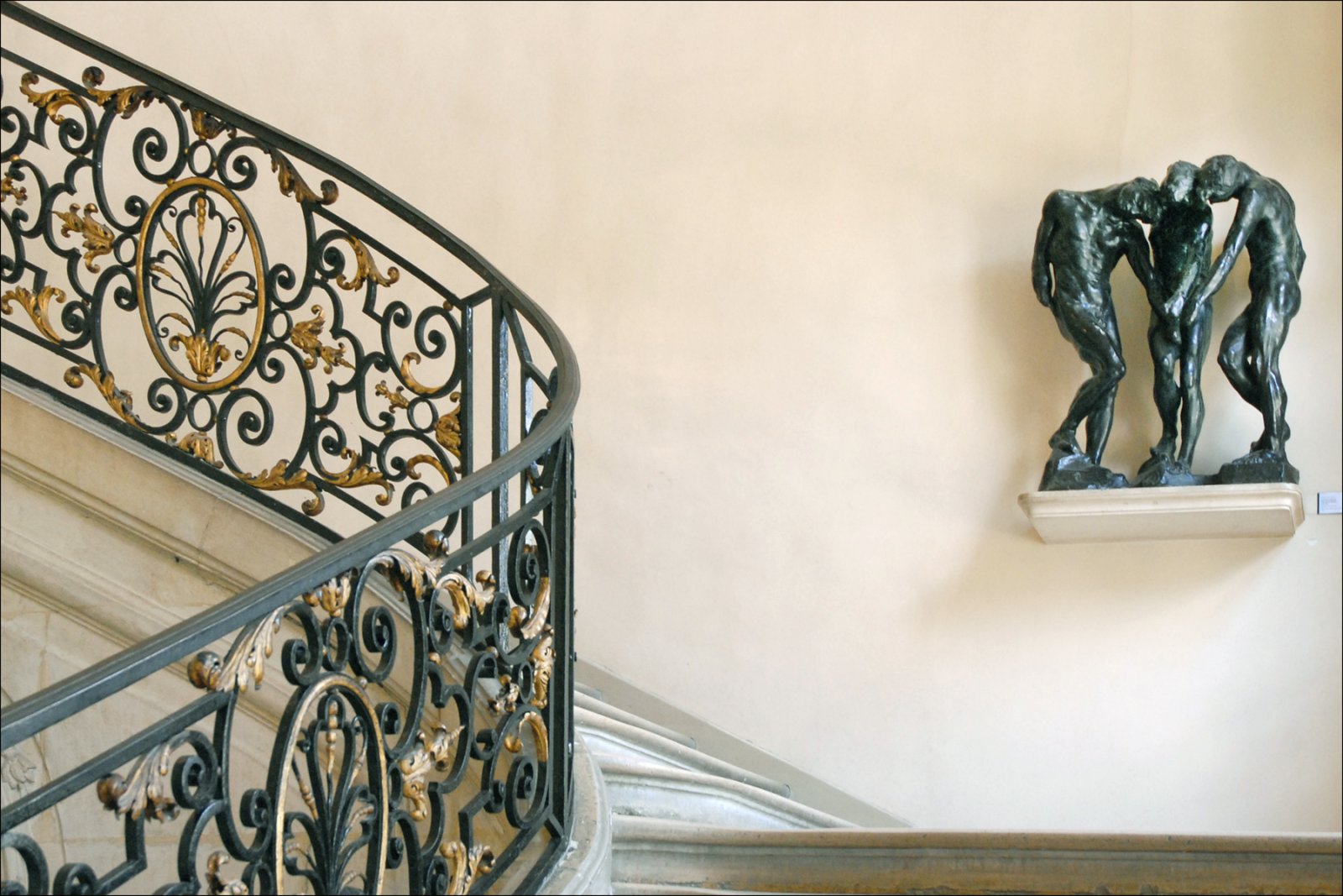 Paris: Busu na Rodin - Paris | Secret World Trip Planner