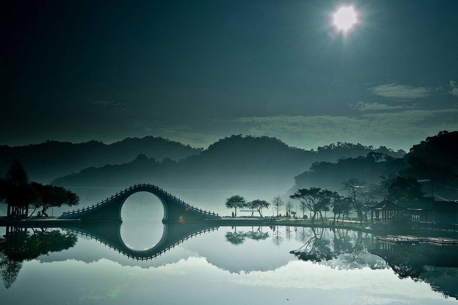 Taipei: The Moon Bridge in Dahu Park — Neihu District