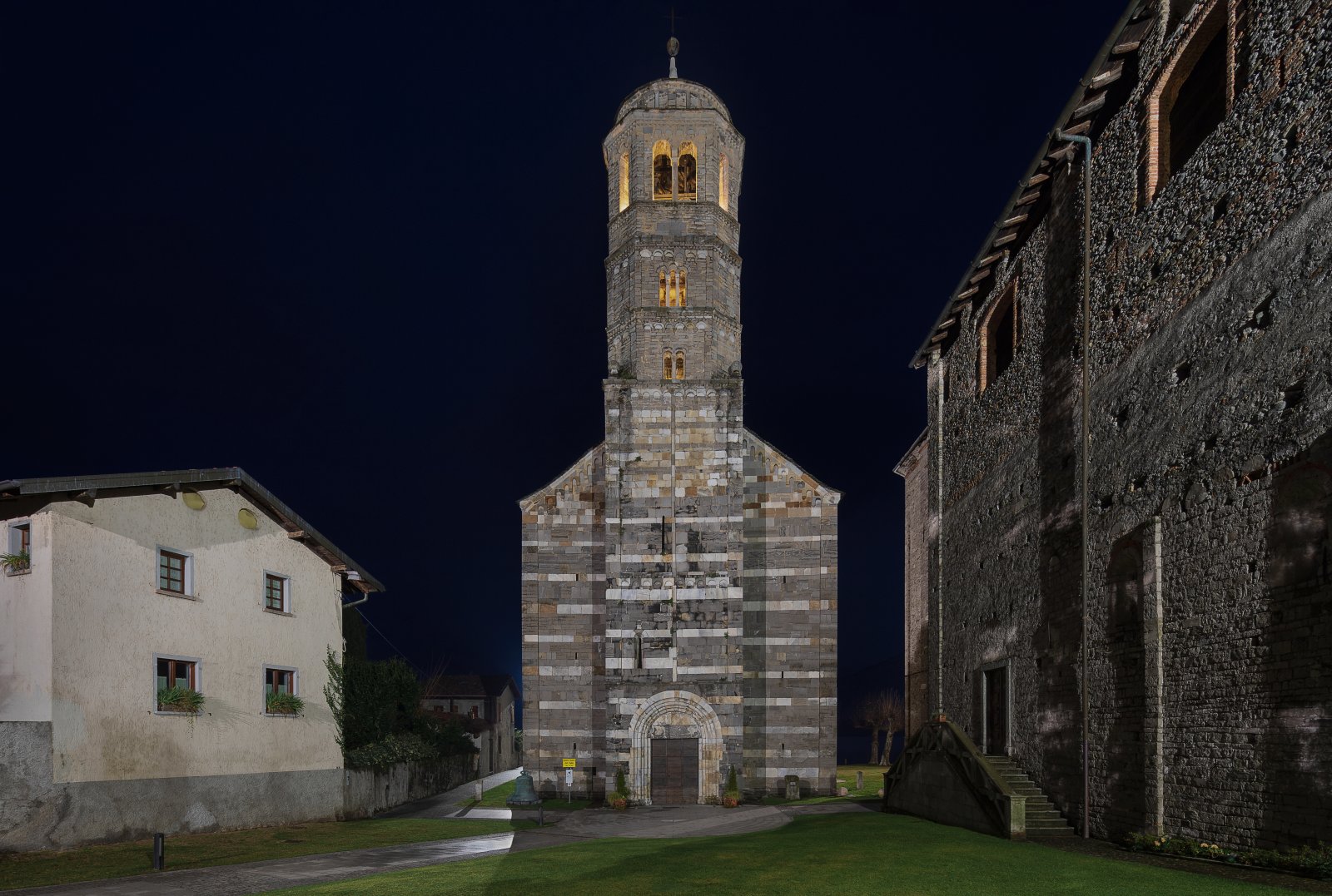 Gravedona e la Chiesa di Santa Maria del Tiglio - Gravedona | Secret World Trip Planner