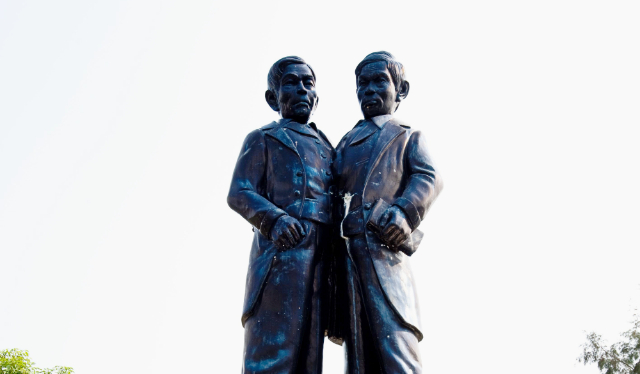 Chang and Eng Memorial Statue — Distretto di Mueang Samut Songkhram