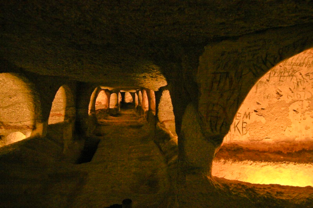 Catacombe di Milos Un'intricata rete di tombe sotterranee scavate - Milos 848 00 | Secret World Trip Planner