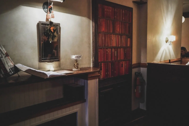 Una notte a Le Boudoir: Sorseggiare un cocktail nella camera nascosta di Maria Antonietta - Brooklyn | Secret World Trip Planner