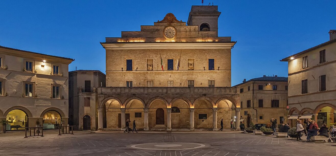 ٹاؤن ہال کے Montefalco - Montefalco | Secret World Trip Planner