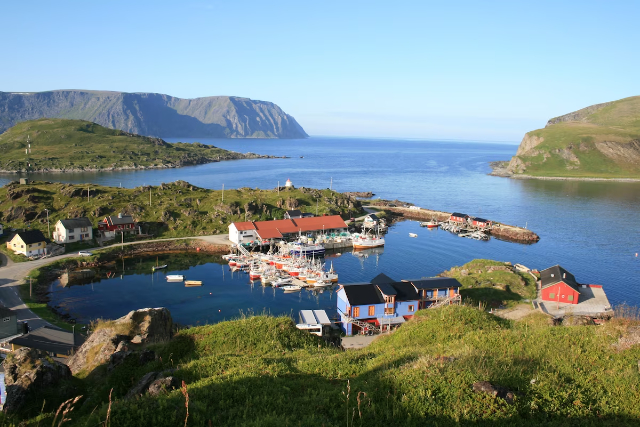 The fishing village of Skarsvåg - Skutnesveien | Secret World Trip Planner