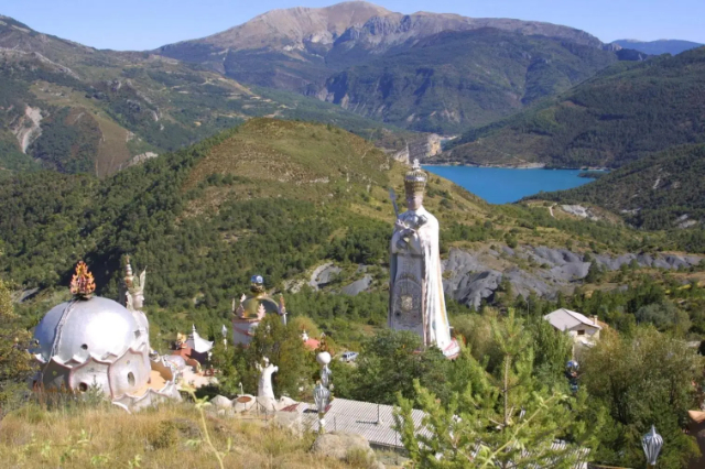 Den hellige by Mandarom Shambhasalem - Castellane | Secret World Trip Planner