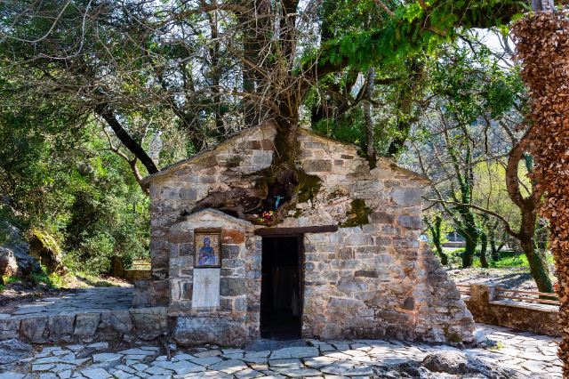 La chapelle Sainte-Théodora : Un miracle de la nature et de la foi - Epar.Od. Megalopolis - Vasta | Secret World Trip Planner