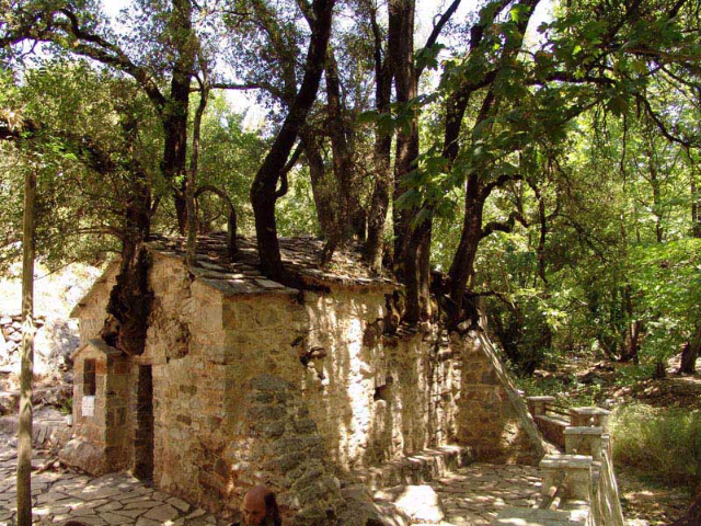 La chapelle Sainte-Théodora : Un miracle de la nature et de la foi - Epar.Od. Megalopolis - Vasta | Secret World Trip Planner