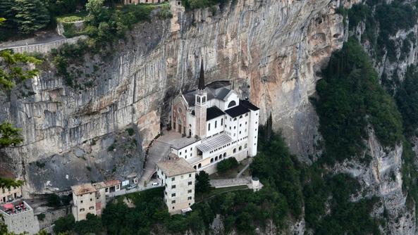 ಮಡೋನಾ ಡೆಲ್ಲಾ ಕರೋನಾ ಅಭಯಾರಣ್ಯ - Santuario della Madonna della Corona | Secret World Trip Planner