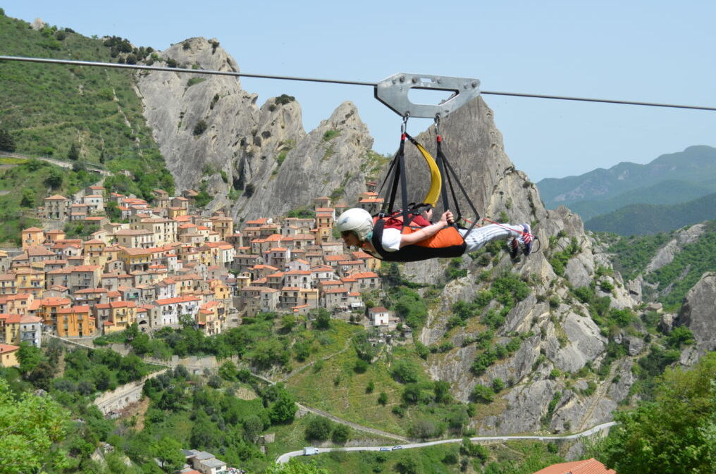 Au-dessus des Dolomites lucaniennes : le vol de l'ange - Pietrapertosa | Secret World Trip Planner