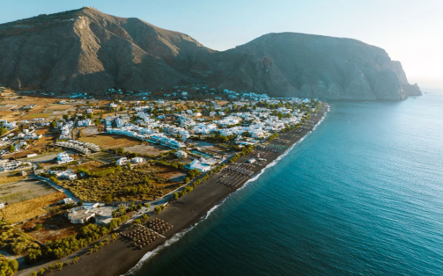 Paralia Perissa: Ein vulkanisches Meisterwerk im schwarzen Sand auf Santorin — Paralia Perissa