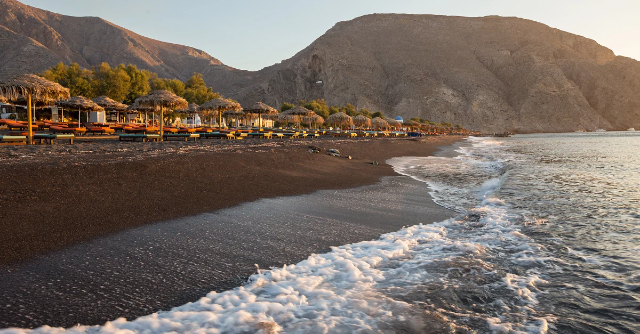 Paralia Perissa: Ein vulkanisches Meisterwerk im schwarzen Sand auf Santorin - Paralia Perissa | Secret World Trip Planner