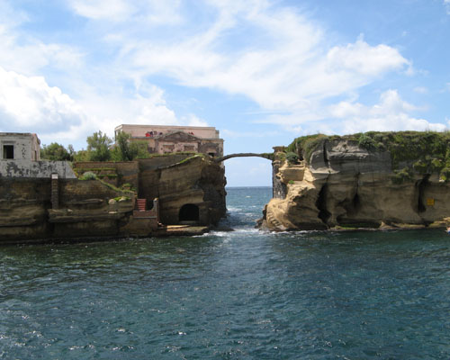 呪われた島「ガイオラ」の不思議な物語 - Napoli | Secret World Trip Planner