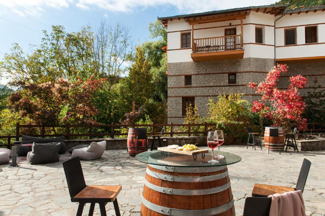 Mit einem Schluck durch die Geschichte: Die Weinkellerei Katogi Averoff und die Renaissance von Metsov - Metsovo | Secret World Trip Planner