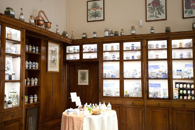 Sinaunang Herbal Pharmacy Sant'Anna - Genova | Secret World Trip Planner