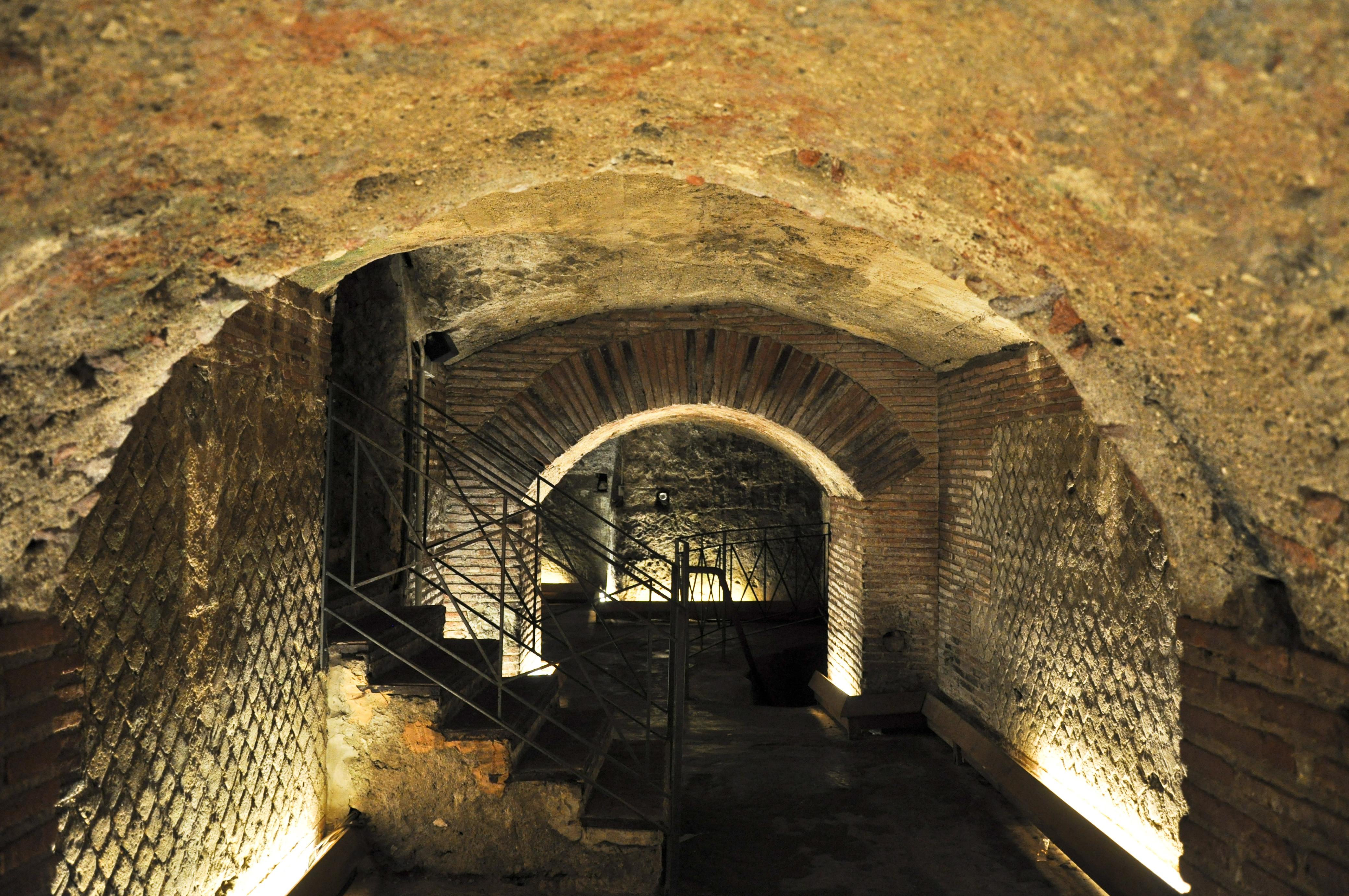 Neapolis ၏ ဂရိ-ရိုမန် ပြဇာတ်ရုံ - Napoli | Secret World Trip Planner