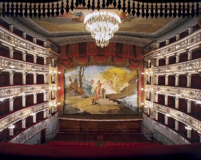 Teatro ng Eagle - Fermo | Secret World Trip Planner