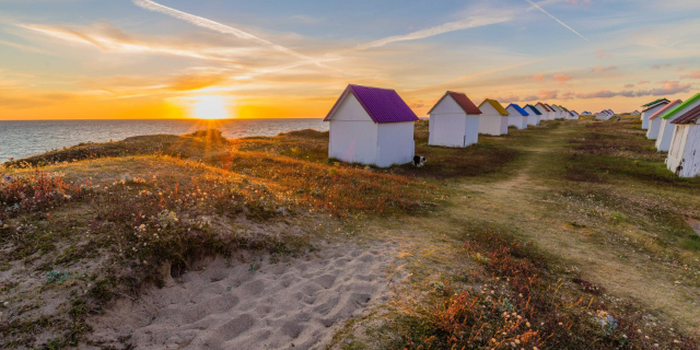 Gouville-sur-Mer et ses charmantes cabines de plage - Gouville-sur-Mer | Secret World Trip Planner