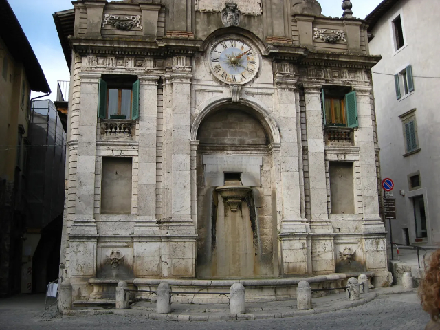 మార్కెట్ స్క్వేర్ ఫౌంటెన్ - Spoleto | Secret World Trip Planner