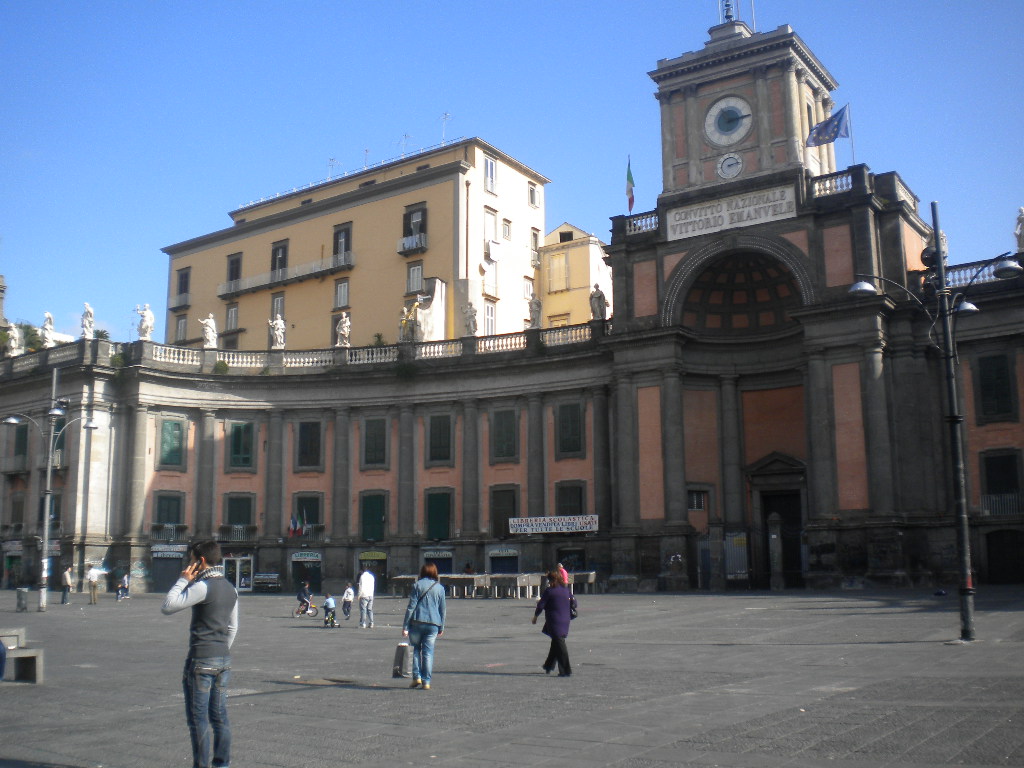 O raro reloxo que segue a ecuación do tempo - Napoli | Secret World Trip Planner