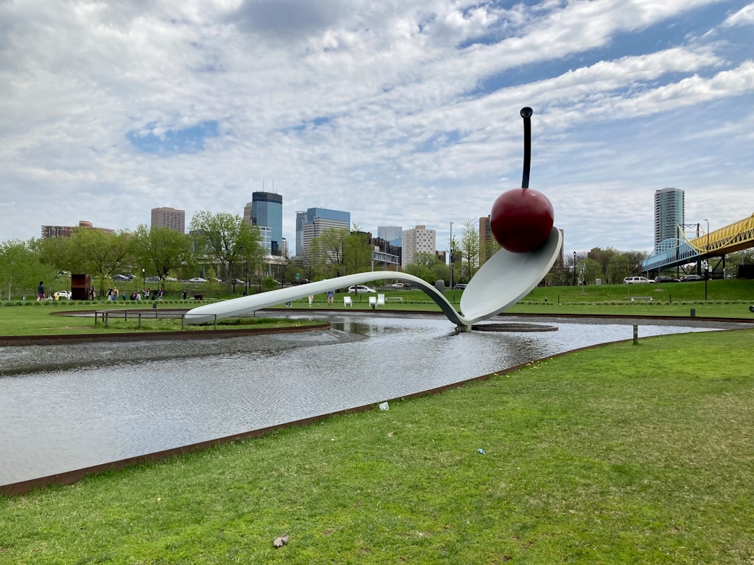 Le Spoonbridge et la sculpture de cerises - Minneapolis | Secret World Trip Planner