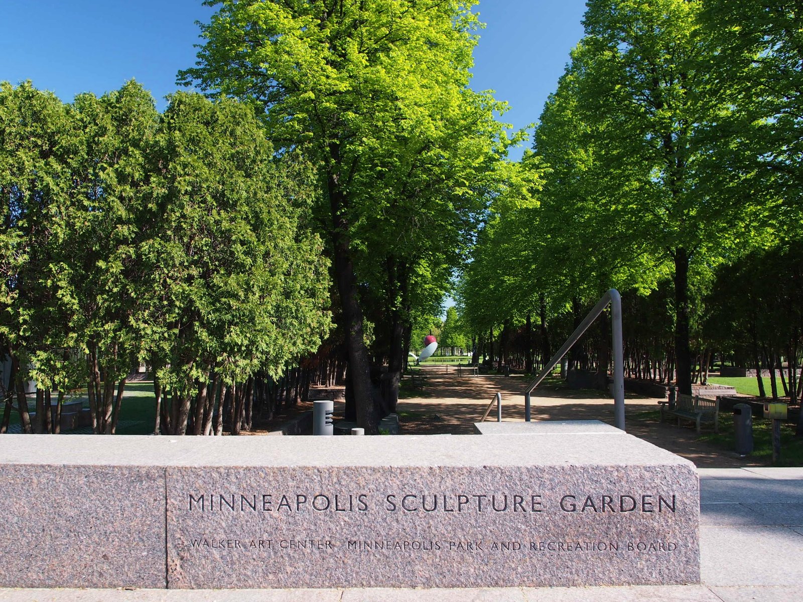 Le Spoonbridge et la sculpture de cerises - Minneapolis | Secret World Trip Planner
