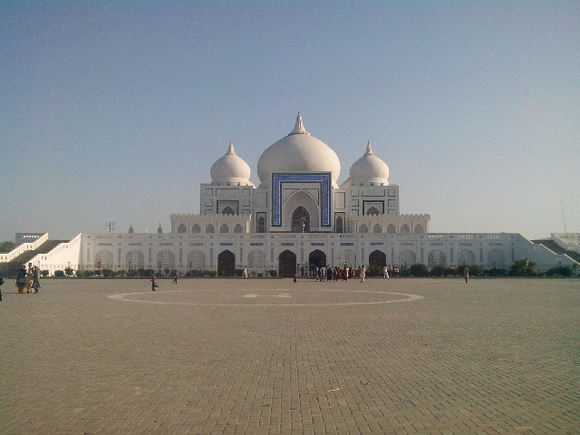Le Mazar de Zulfikar Ali Bhutto - Garhi Khuda Bakhsh | Secret World Trip Planner