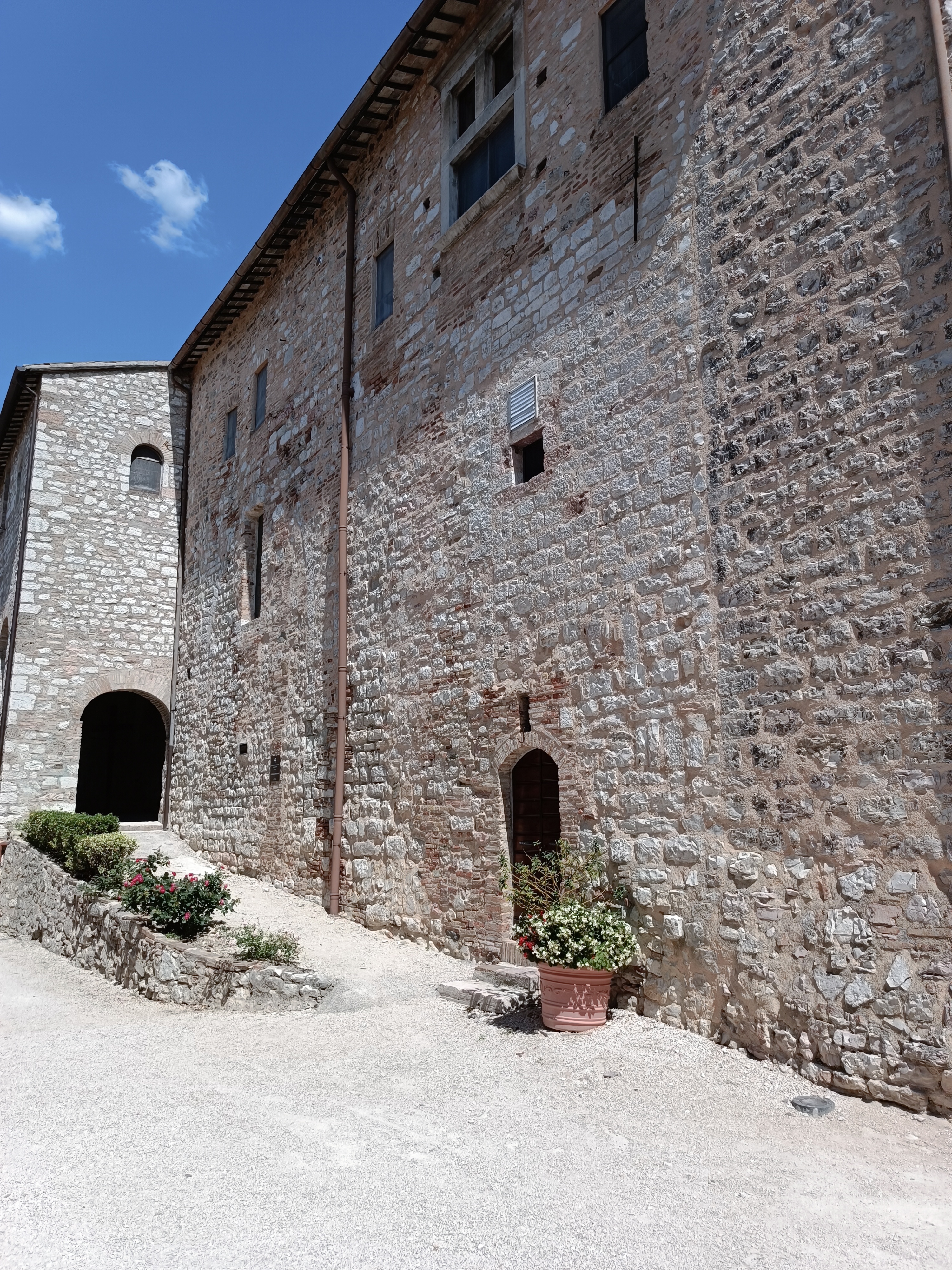 Umbria: ابی سانتا Croce میں Sassovivo - Foligno | Secret World Trip Planner
