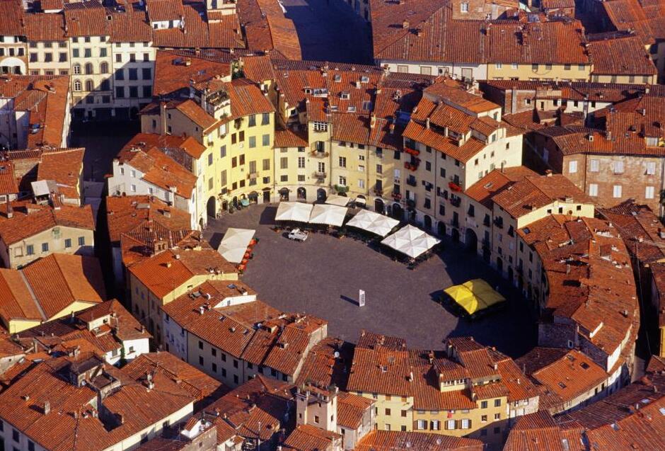 Piazza Anfiteatro,ມົນທົນປິດຂອງ Lucca - Lucca | Secret World Trip Planner