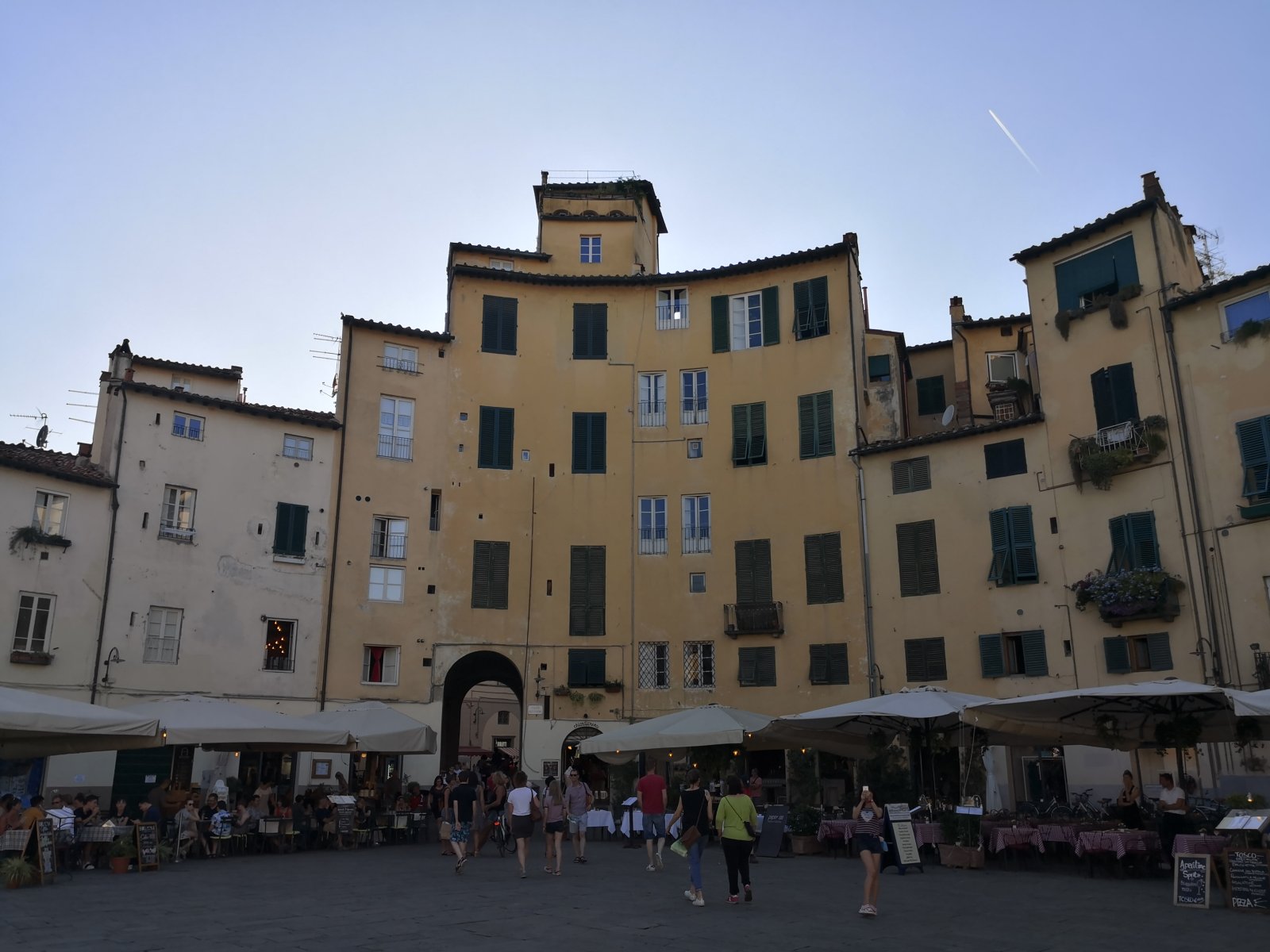 Piazza Anfiteatro,ມົນທົນປິດຂອງ Lucca - Lucca | Secret World Trip Planner
