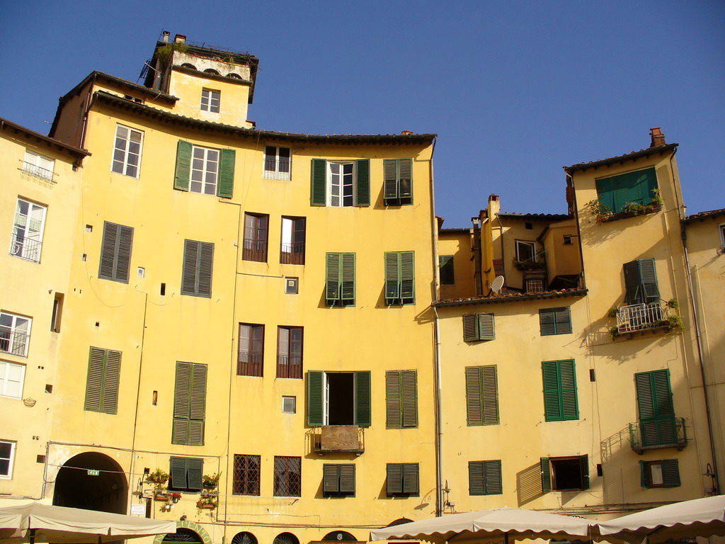 Piazza Anfiteatro,ມົນທົນປິດຂອງ Lucca - Lucca | Secret World Trip Planner
