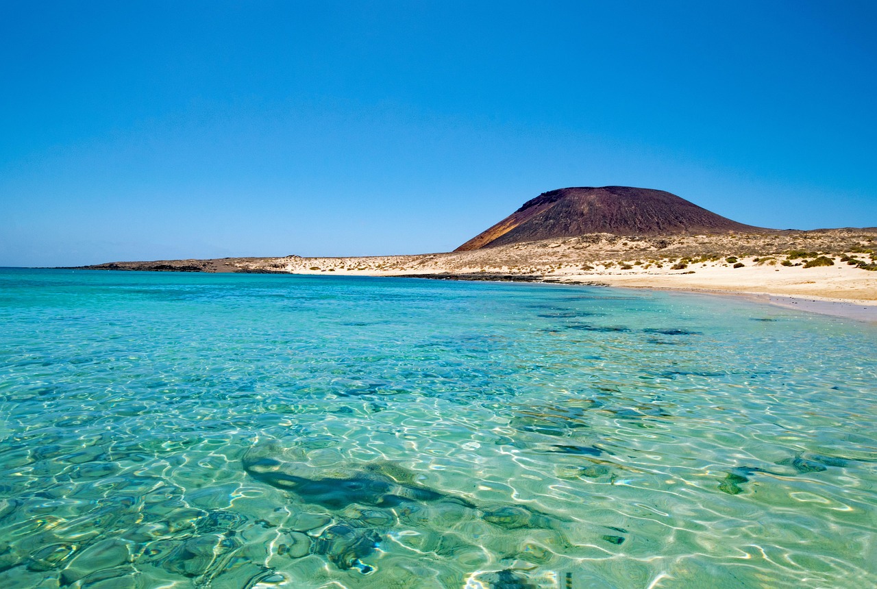 La Graciosa est l'une des petites perles des sept îles fantastiques des Canaries - 35540 | Secret World Trip Planner
