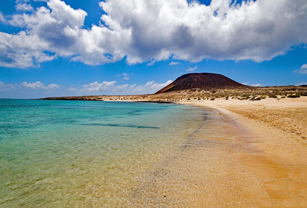 La Graciosa est l'une des petites perles des sept îles fantastiques des Canaries - 35540 | Secret World Trip Planner