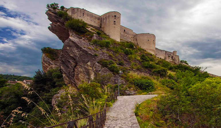 Abruzzo: Castle of Roccascalegna - Roccascalegna | Secret World Trip Planner
