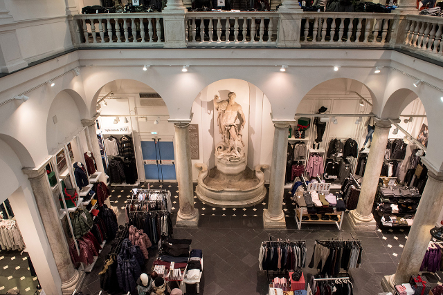 Hercule dans la boutique - Genova | Secret World Trip Planner