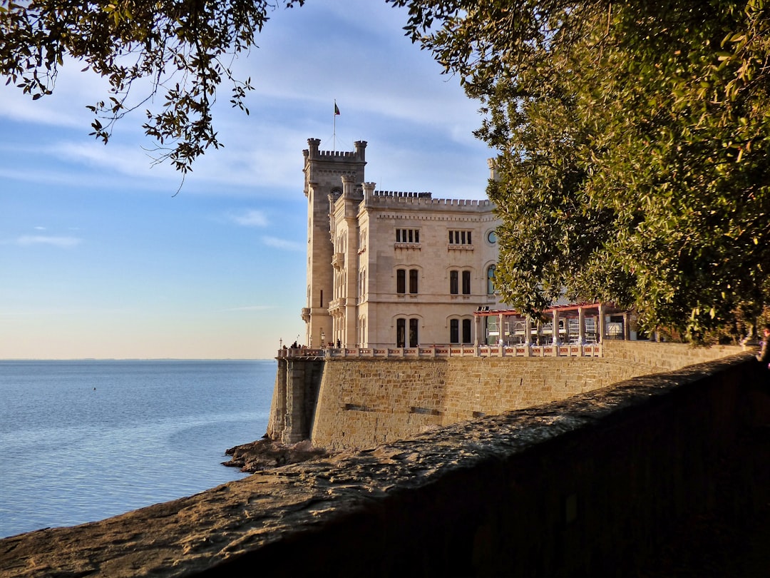 La gare de Miramare : un petit voyage dans le passé - Grignano | Secret World Trip Planner