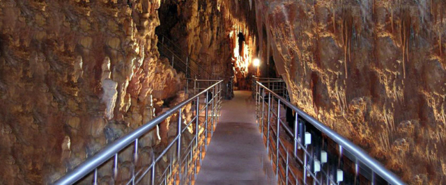 Grotte de Kastania - Emporikis Naftilias | Secret World Trip Planner