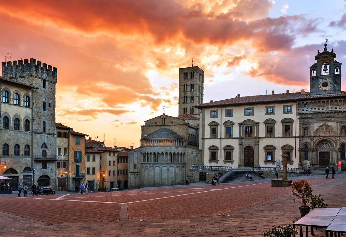 Arezzo ແລະສວຍງາ Piazza ໃຫຍ່ - Arezzo | Secret World Trip Planner