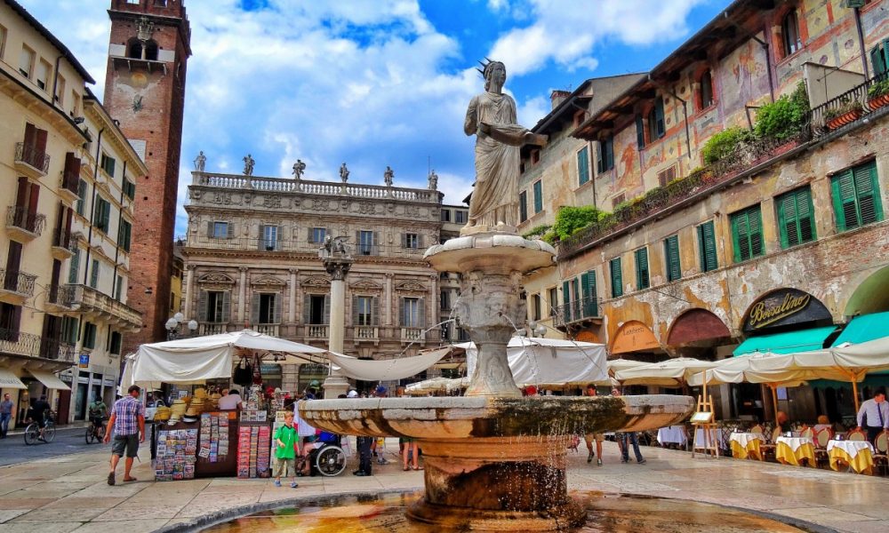 Verona og den smukke Piazza Erbe - Verona | Secret World Trip Planner