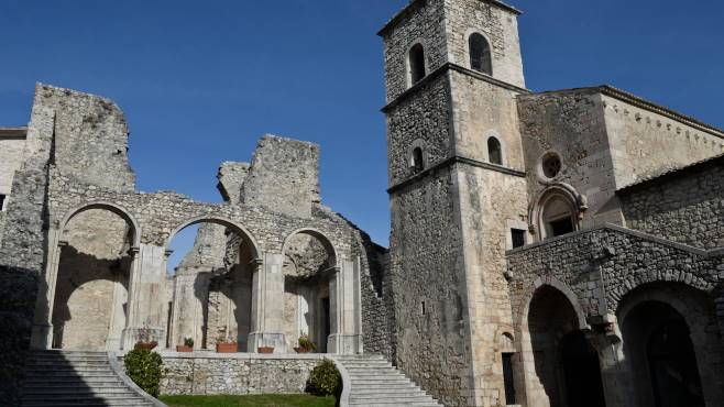 Goleto Abbey na esotericism nyeupe - Goleto | Secret World Trip Planner