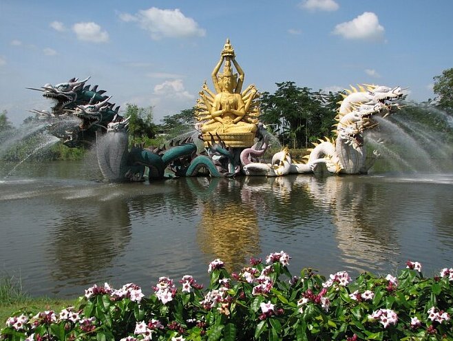 Fontaine de Bodhisattva Avalokiteshvara, ancienne ville — Tambon Bang Pu Mai
