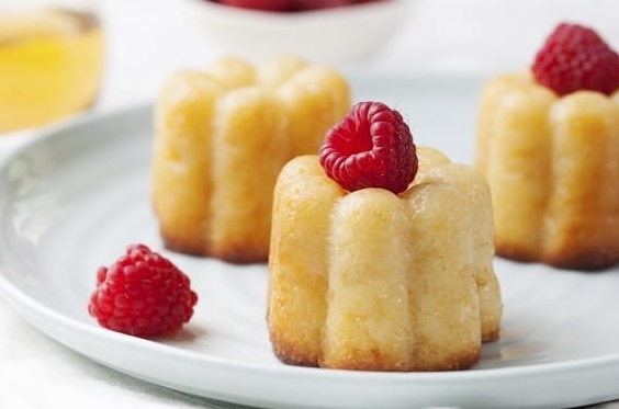 The cannelés bordelais, are a delicious French snack in fact the name of qu — Bordeaux